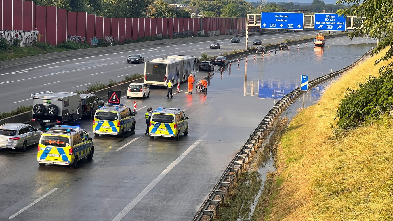 Die A40 bei Bochum: Am Sonntagabend sorgten Wassermassen auf der Autobahn für kilometerlange Staus.