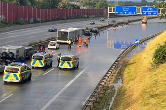 Die A40 bei Bochum: Am Sonntagabend sorgten Wassermassen auf der Autobahn für kilometerlange Staus.