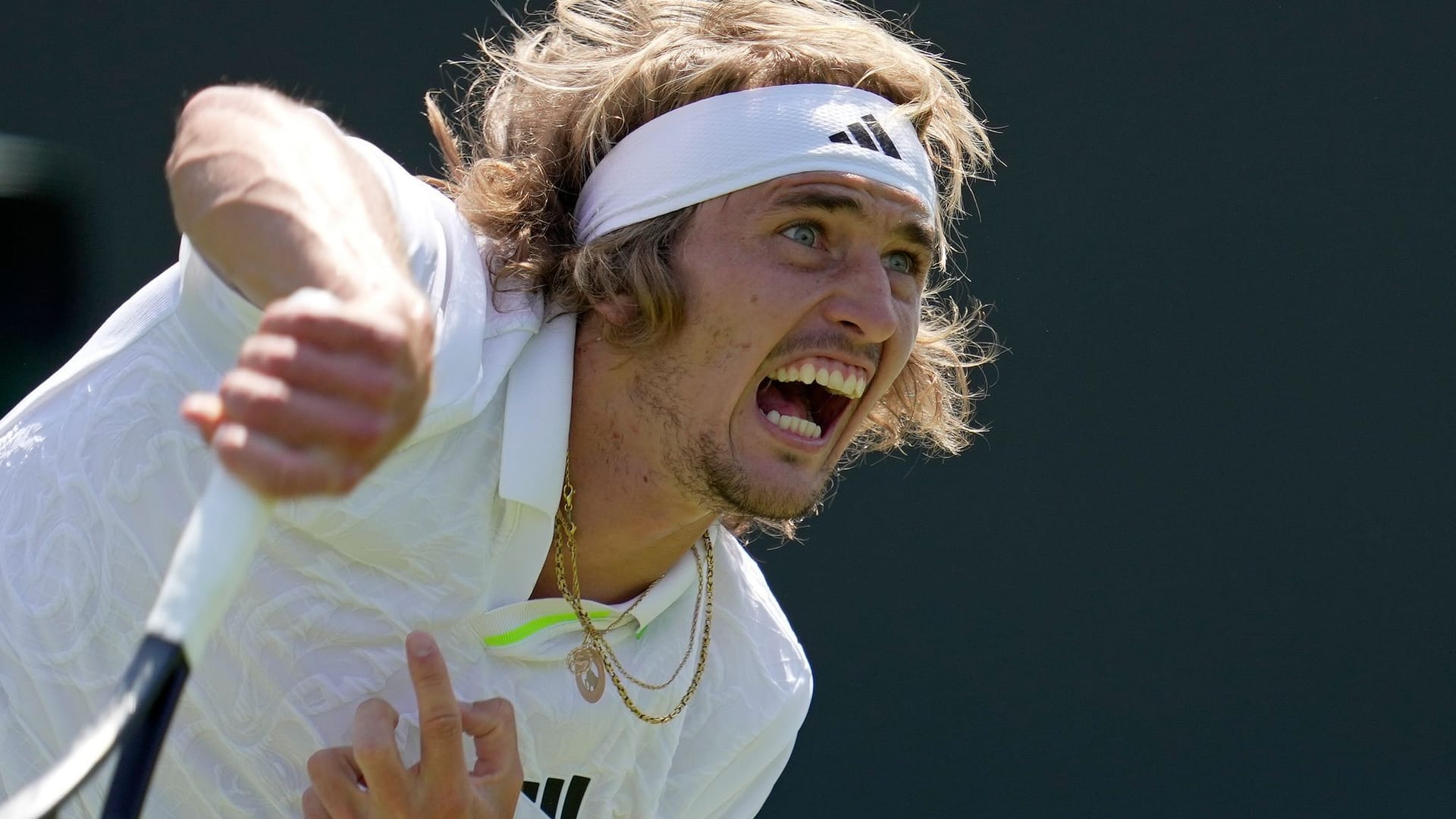 Alexander Zverev schlägt in Wimbledon auf: Nach seinem Match kritisierte er sein Team.