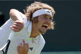 Alexander Zverev schlägt in Wimbledon auf: Nach seinem Match kritisierte er sein Team.
