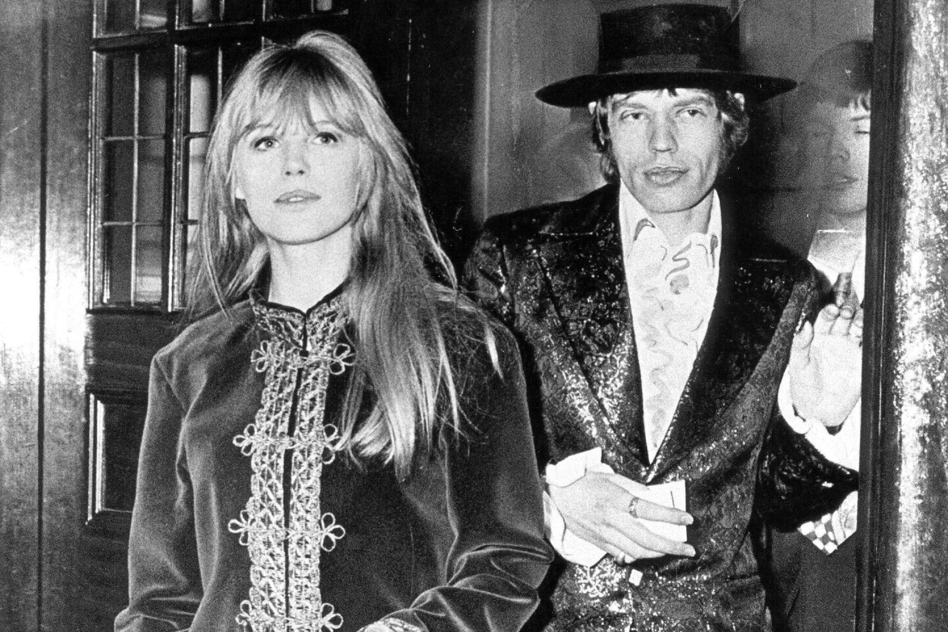 Marianne Faithful: Im gleichen Jahr der Trennung soll Mick Jagger mit der Sängerin zusammen gekommen sein. Diese soll schwanger geworden sein, erlitt jedoch eine Fehlgeburt. Trotzdem hielt ihre Beziehung bis 1969, die von Partys, Drogen und Affären geprägt sein soll.