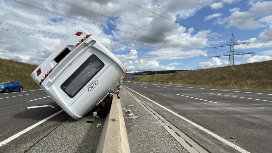 Auf den Kopf gestellt: Der Anhänger kam durch die Betongleitwand zum Stehen.