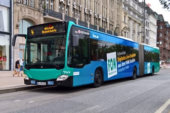 Bus der Linie 4 in der Hamburger Altstadt (Symbolbild): Insgesamt 16 Linien der Hochbahn sind von den Änderungen betroffen.