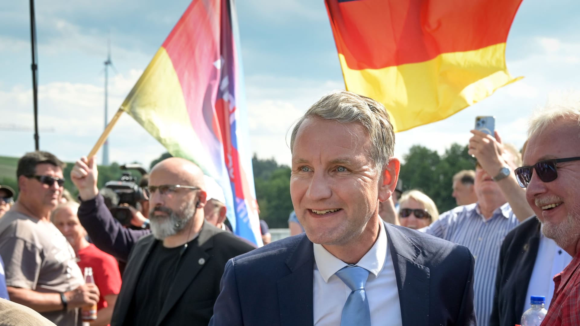 Björn Höcke, Landeschef der AfD in Thüringen, auf einer Kundgebung in Thüringen: Auch viele AfD-Wähler stammen, wie der einstige Geschichtslehrer Höcke, aus der Mittelschicht.