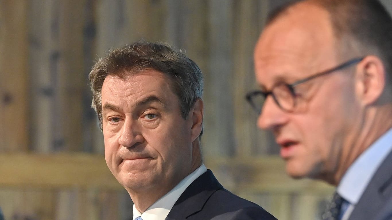 Markus Söder und Friedrich Merz (r.) (Archivbild): Der bayerische Ministerpräsident hat sich von dem CDU-Vorsitzenden distanziert.