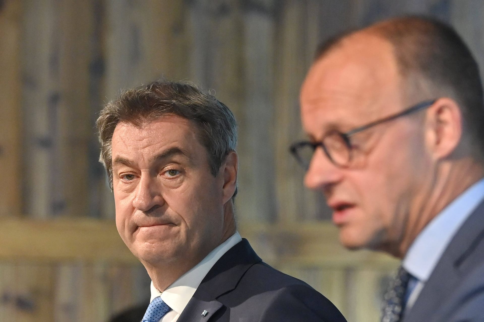 Markus Söder und Friedrich Merz (r.) (Archivbild): Der bayerische Ministerpräsident hat sich von dem CDU-Vorsitzenden distanziert.