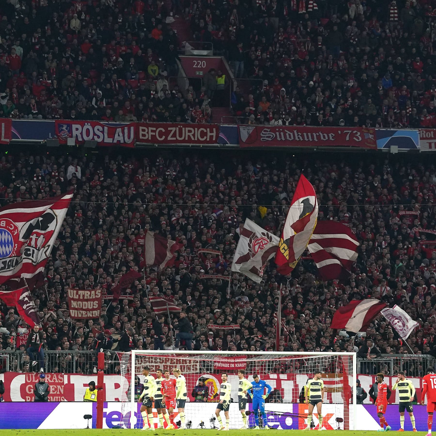 FC Bayern Fans wütend über Sitzplätze hinter dem Tor in der Allianz Arena