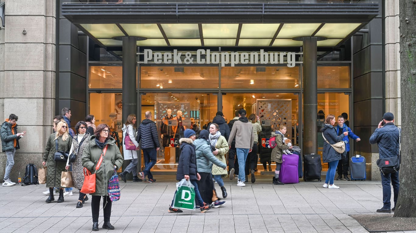 Menschen in der Hamburger Mönkebergstraße (Symbolbild): Der Einzelhandel in Deutschland erwartet deutliche Umsatzeinbußen.
