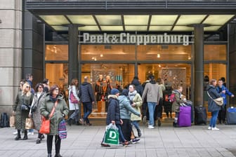 Menschen in der Hamburger Mönkebergstraße (Symbolbild): Der Einzelhandel in Deutschland erwartet deutliche Umsatzeinbußen.