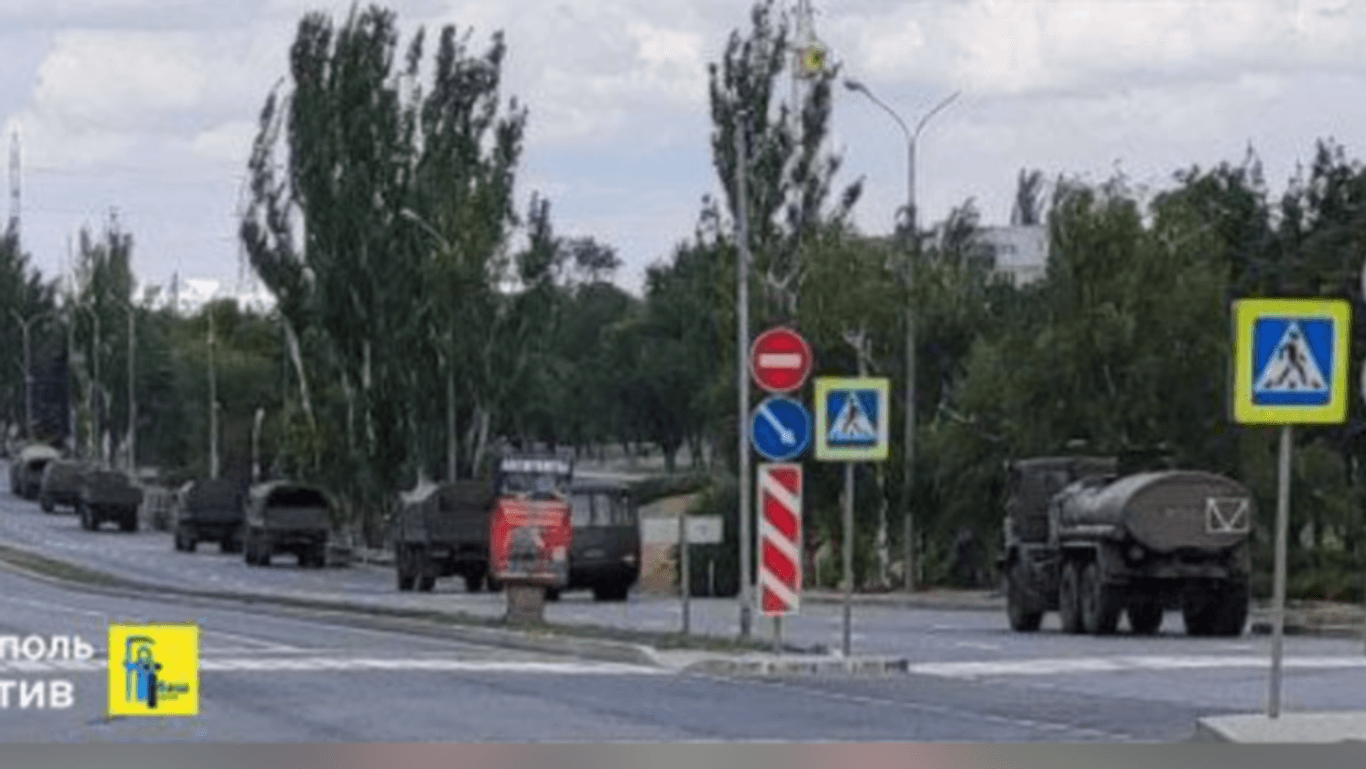 Bilder von russischen Militärfahrzeugen: Die Fotos sollen eine Verlegung der russischen Truppe zeigen.