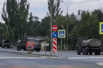 Bilder von russischen Militärfahrzeugen: Die Fotos sollen eine Verlegung der russischen Truppe zeigen.