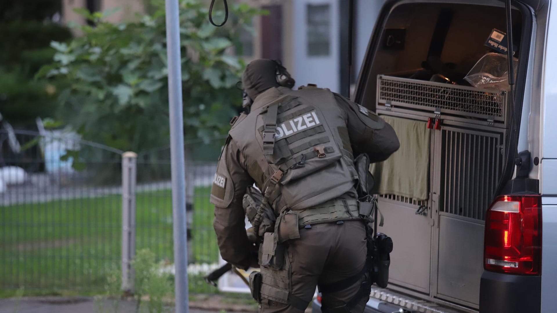 Ein SEK-Beamter bei einem Einsatz in NRW (Symbolfoto): In Köln-Blumenberg stellten die Beamten einen 30-Jährigen. Ein SEK-Beamter bei einem Einsatz in NRW (Symbolfoto): In Köln-Blumenberg stellten die Beamten einen 30-Jährigen.
