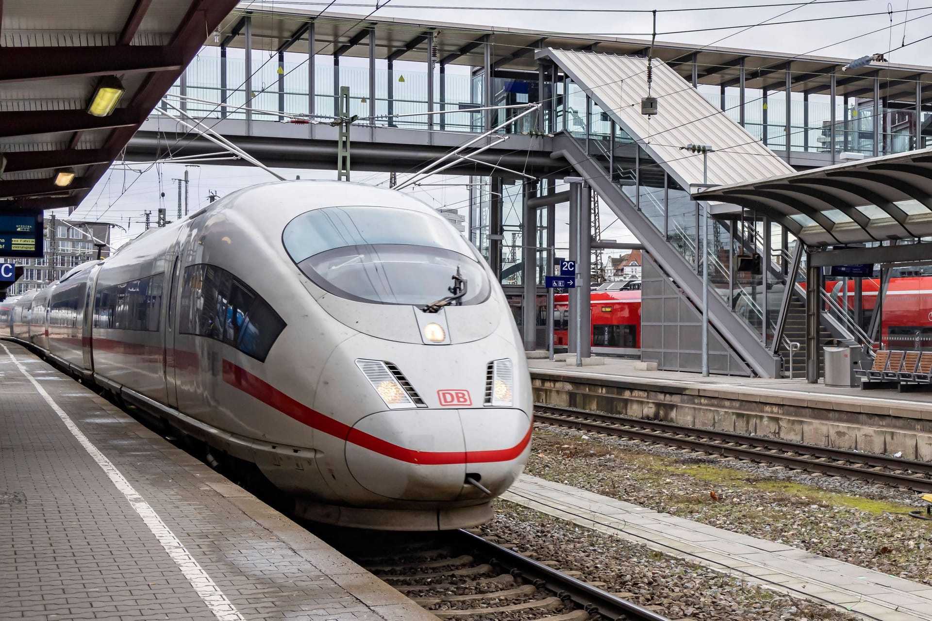 ICE im Hauptbahnhof Ulm (Archivbild): Eine Situation mit zwei Fahrgästen ist außer Kontrolle geraten.