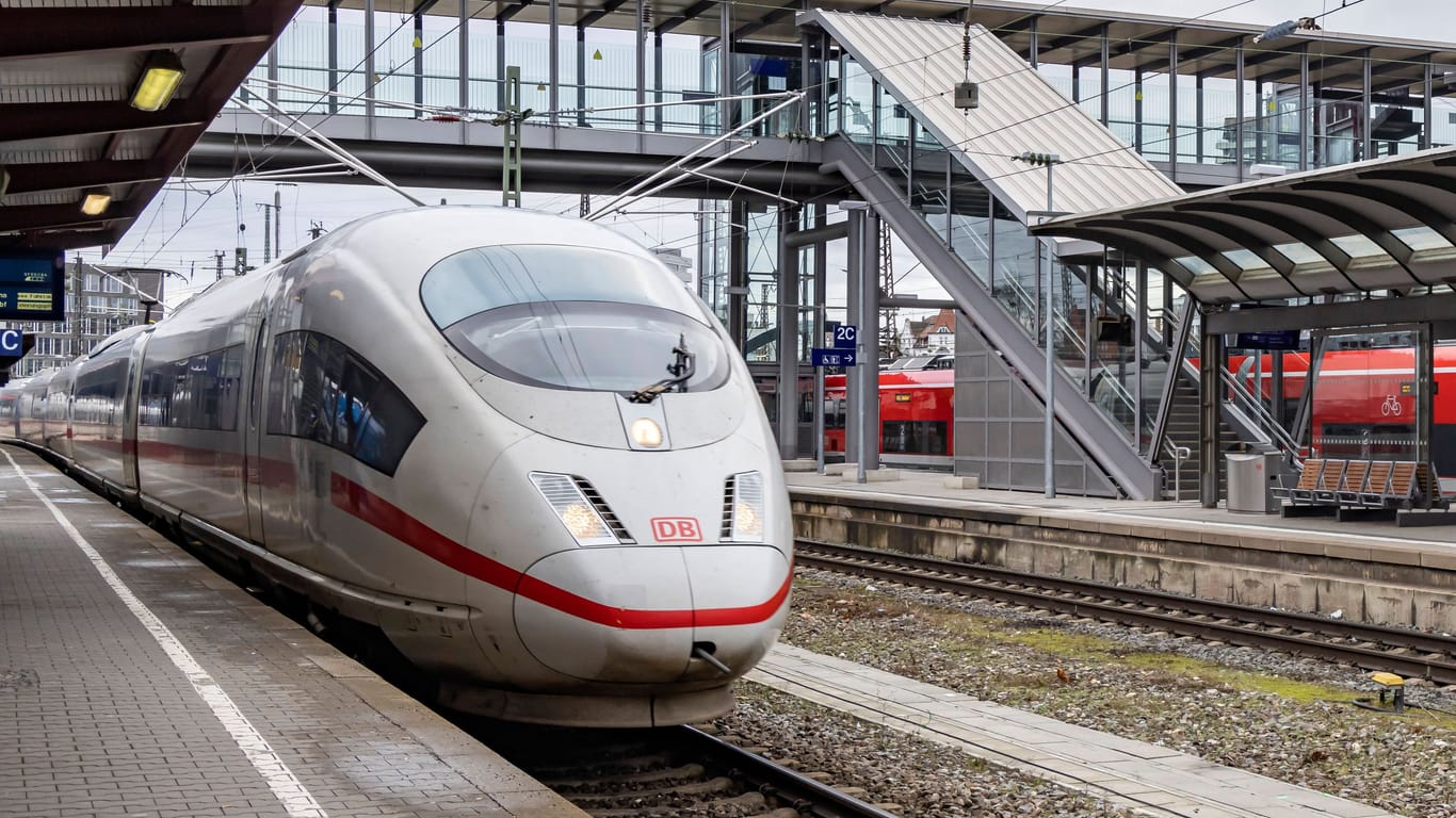 ICE im Hauptbahnhof Ulm (Archivbild): Eine Situation mit zwei Fahrgästen ist außer Kontrolle geraten.