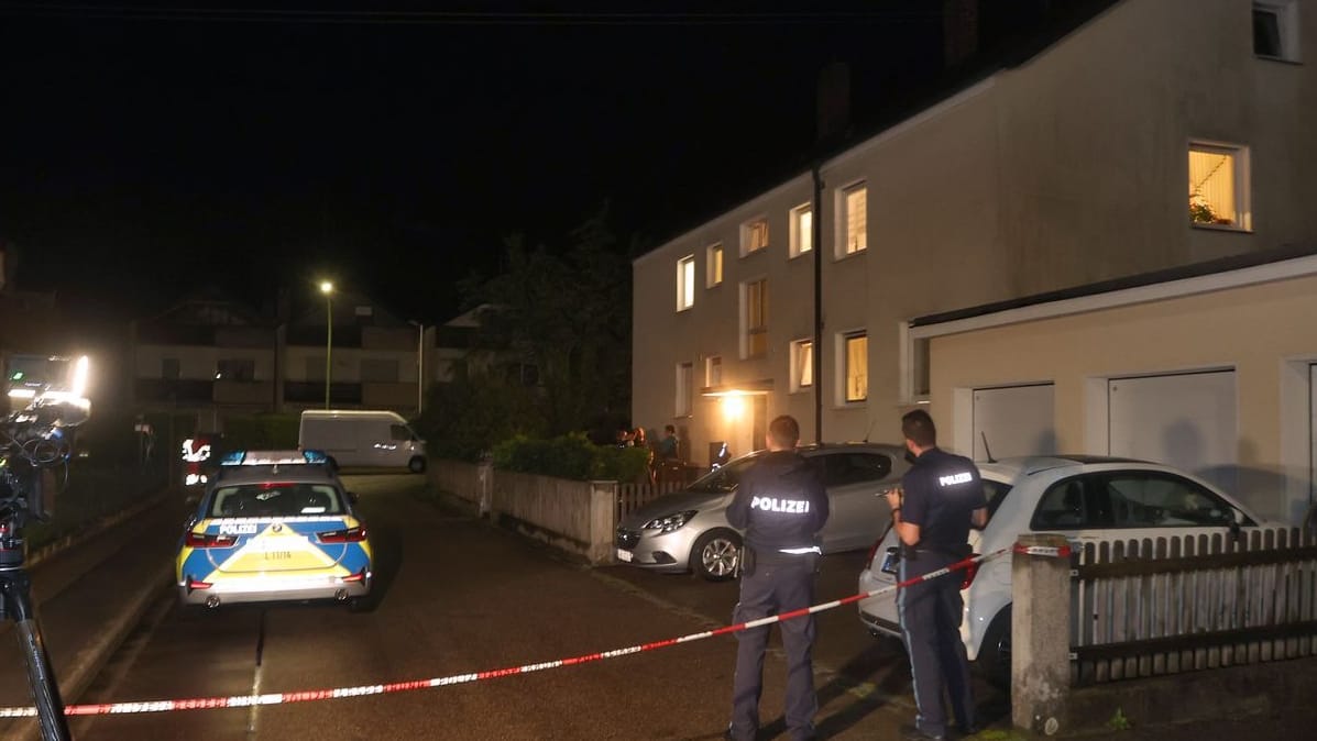 Die Polizei hat die Straße, in der sich das Verbrechen nahe Augsburg ereignete, abgesperrt.