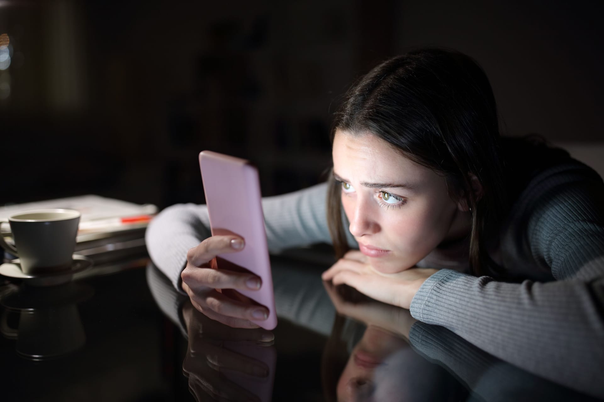 Junges Mädchen surft im Netz (Symbolfoto): Eine Tiktok-Challenge endete offenbar tödlich.