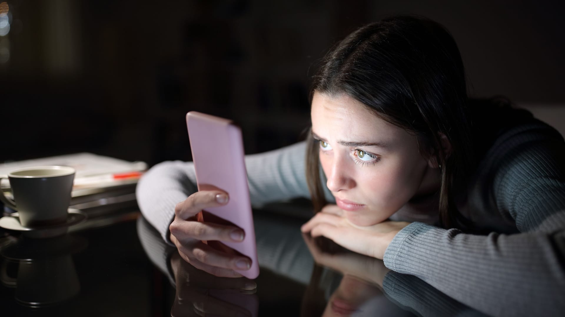 Junges Mädchen surft im Netz (Symbolfoto): Eine Tiktok-Challenge endete offenbar tödlich.