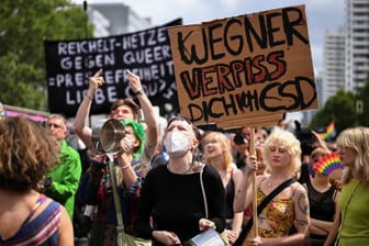 Menschen reagieren auf die Rede des Regierenden Bürgermeisters von Berlin, Kai Wegner, während der 45. Christopher Street Day Berlin Pride (CSD) Demonstration.