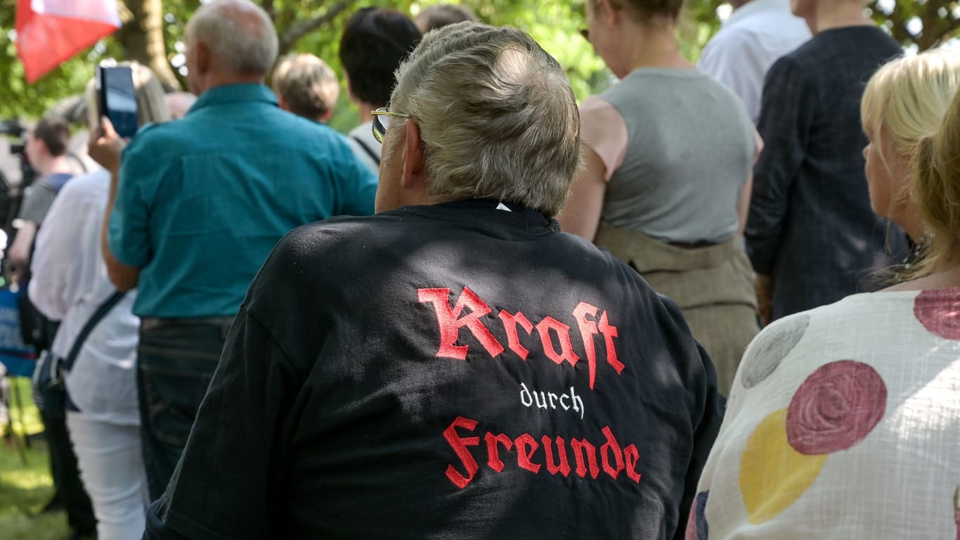 Ein Zuhörer auf einer Kundgebung der thüringischen AfD trägt ein Shirt mit der Aufschrift "Kraft durch Freunde" - der Name einer Organisation, die den Totalitätsanspruch des NS-Regimes stärken sollte.
