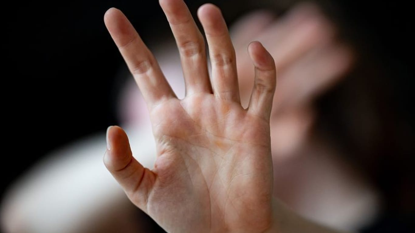 Hände vor dem Gesicht (Symbolbild): Im vergangenen Jahr ist die Zahl der Opfer von häuslicher Gewalt deutlich gestiegen.