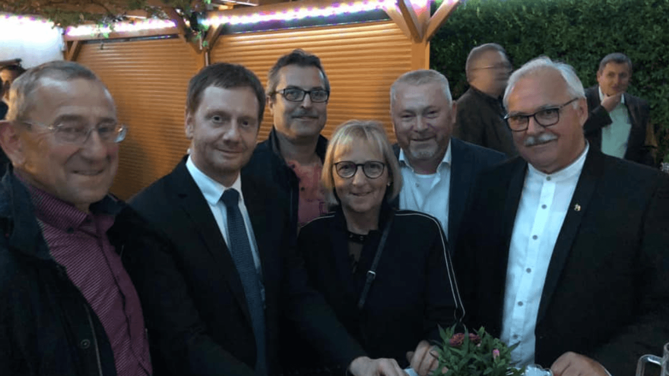 Sachsens Ministerpräsident Michael Kretschmer (zweiter von links) bei einem Besuch der Kamenzer CDU: Maik Weise steht rechts von ihm im orangefarbenen Hemd.