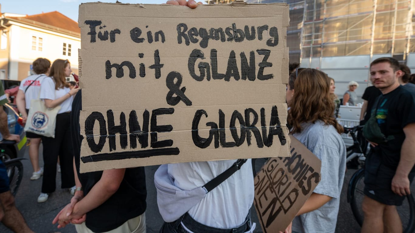 Protestierende gingen am Freitag, dem 14. Juli in Regensburg gegen Gloria von Thurn und Taxis auf die Straße.