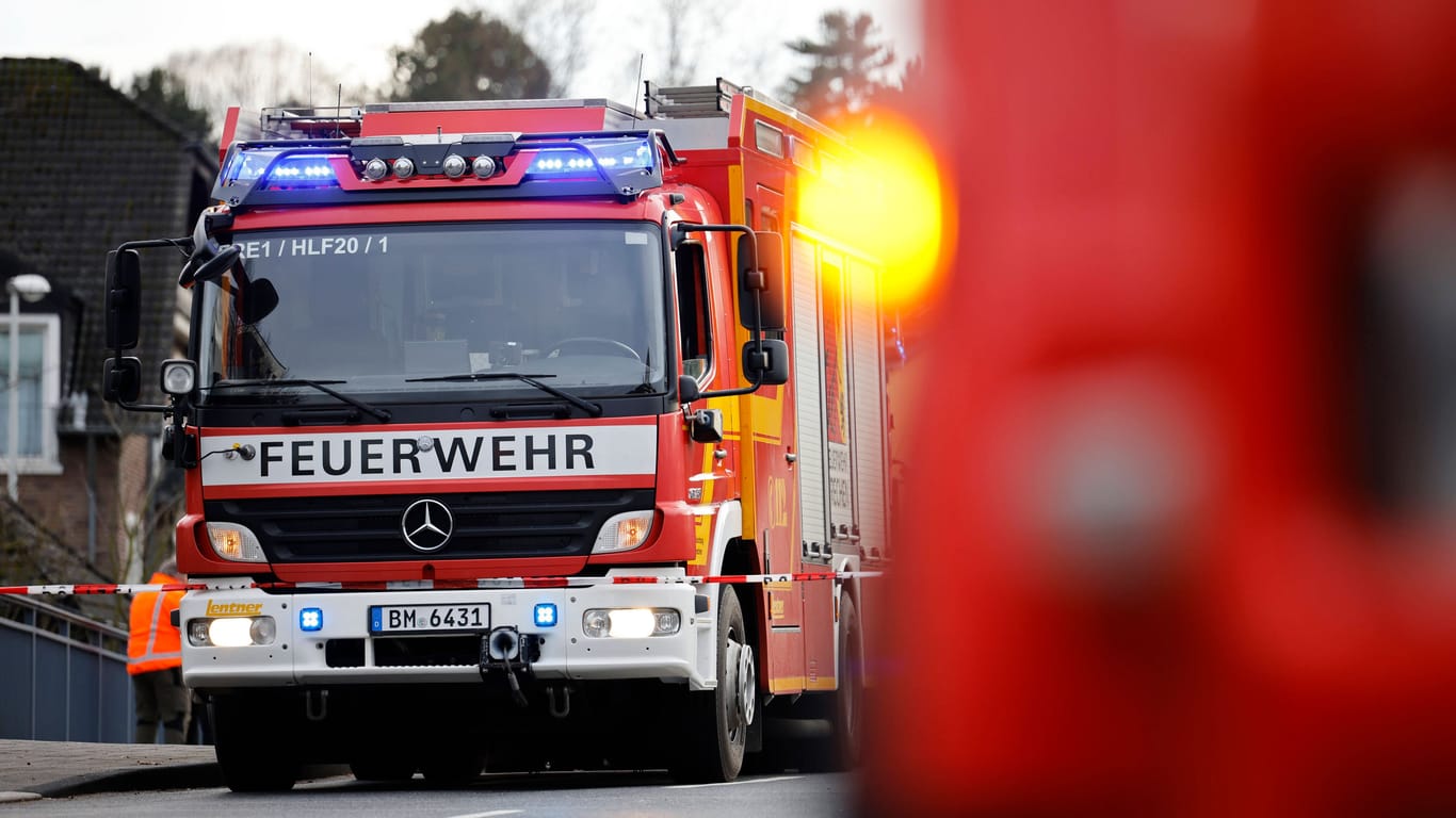 Feuerwehrautos am Einsatzort (Symbolbild): In Köln-Kalk brannte am Samstag eine Wohnung.