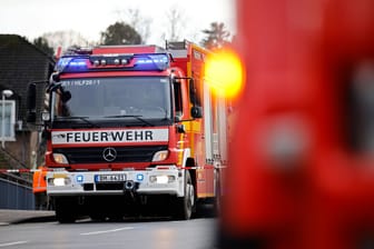 Feuerwehrautos am Einsatzort (Symbolbild): In Köln-Kalk brannte am Samstag eine Wohnung.