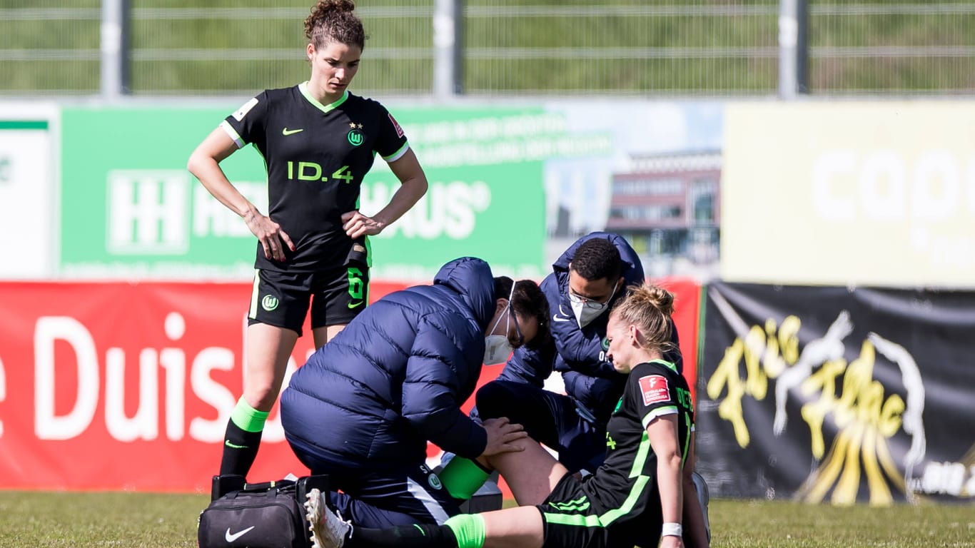 Alexandra Popp (r.) am Boden: Die Nationalspielerin verletzte sich gegen Duisburg.