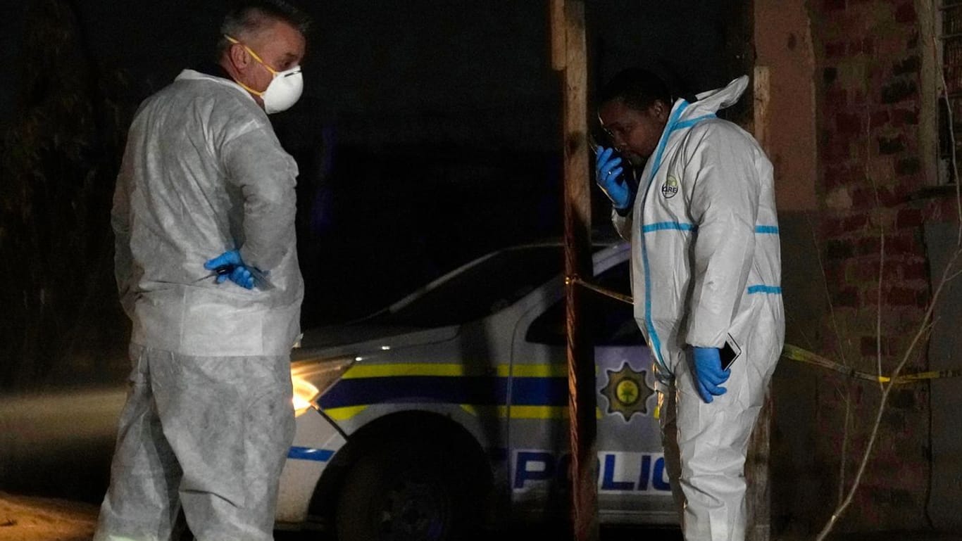 Südafrikanische Polizisten stehen am Ort, wo nach einem Gasaustritt mindestens 16 Menschen gestorben sind.