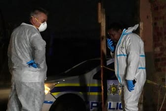 Südafrikanische Polizisten stehen am Ort, wo nach einem Gasaustritt mindestens 16 Menschen gestorben sind.