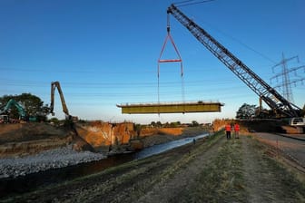 Dinslaken: Für die bei einem Hochwasser abgesackte Bahnbrücke sind die Reparaturarbeiten gestartet.