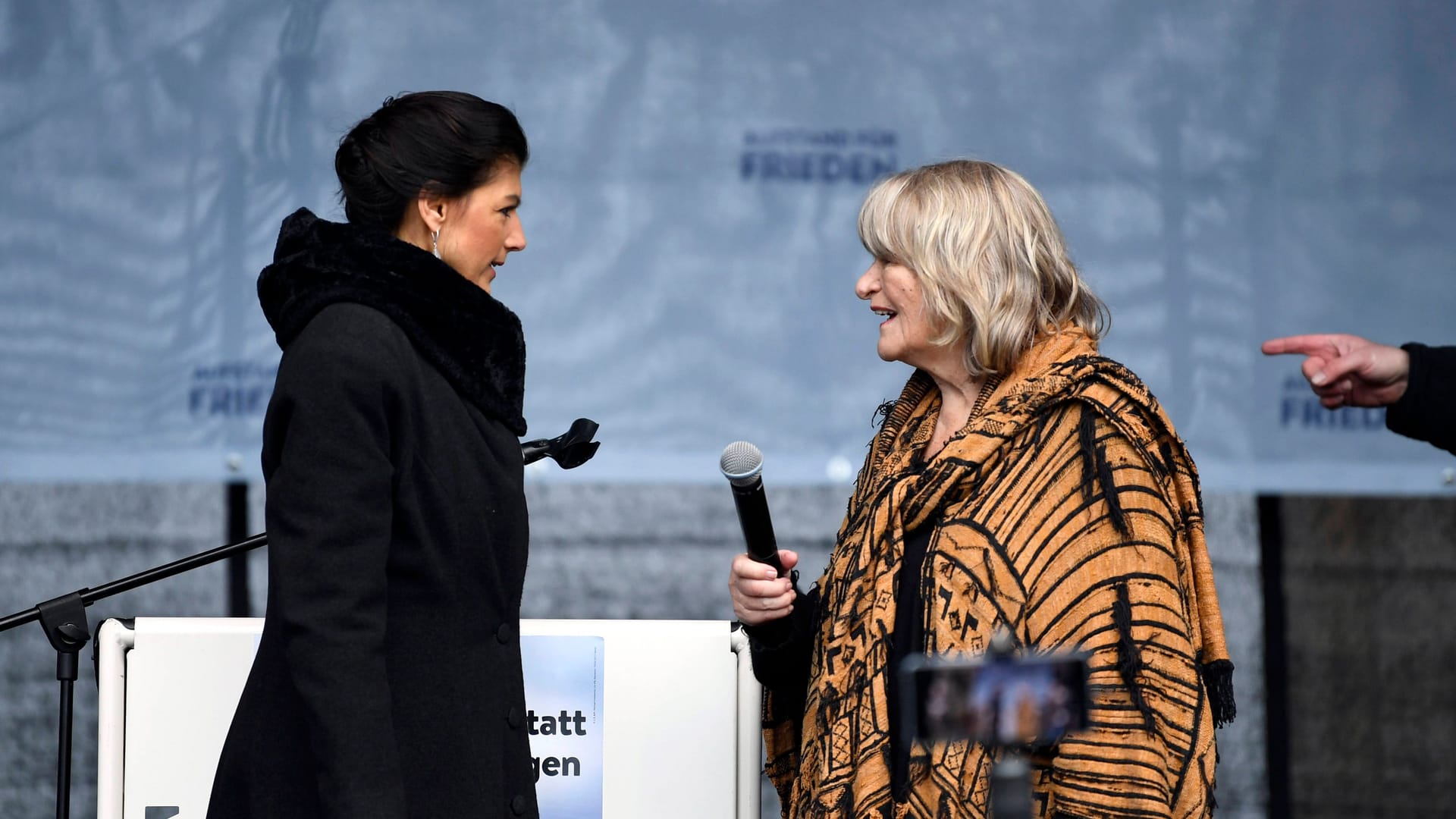 Sahra Wagenknecht und Alice Schwarzer (Archivbild): Sie wollen einen "Frieden" im Krieg Russlands gegen die Ukraine erreichen.