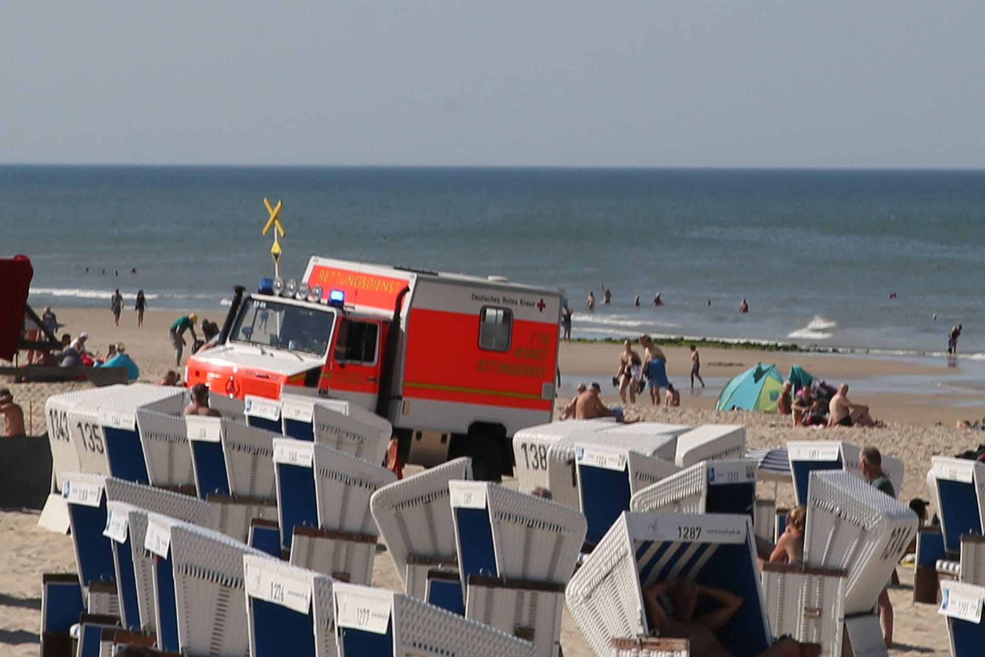 Ein Notarzt-Einsatz am Strand von Sylt (Symbolbild): An der Rettungsaktion waren viele verschiedene Einheiten beteiligt.