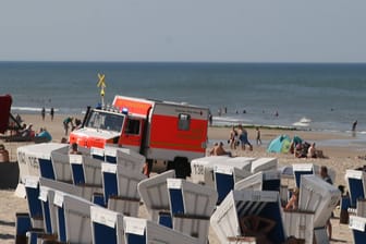 Ein Notarzt-Einsatz am Strand von Sylt (Symbolbild): An der Rettungsaktion waren viele verschiedene Einheiten beteiligt.