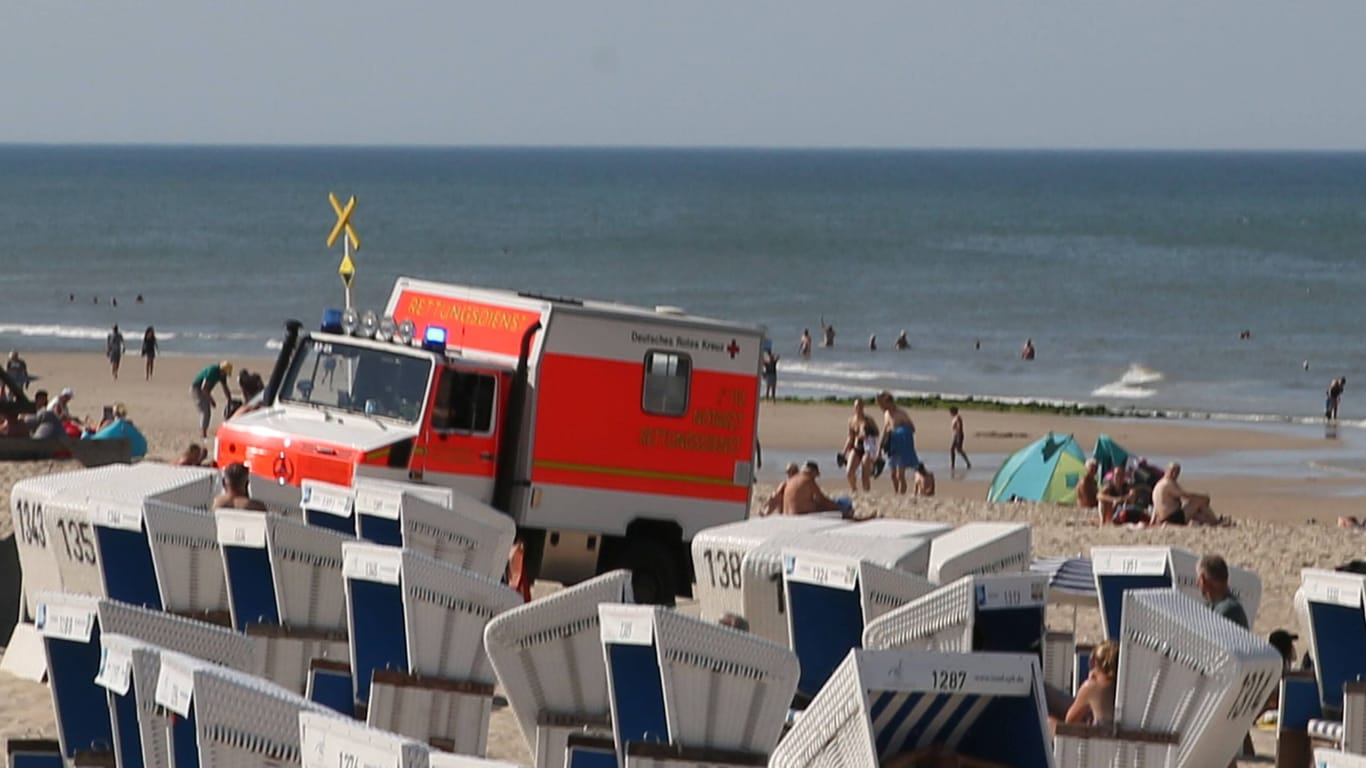 Ein Notarzt-Einsatz am Strand von Sylt (Symbolbild): An der Rettungsaktion waren viele verschiedene Einheiten beteiligt.