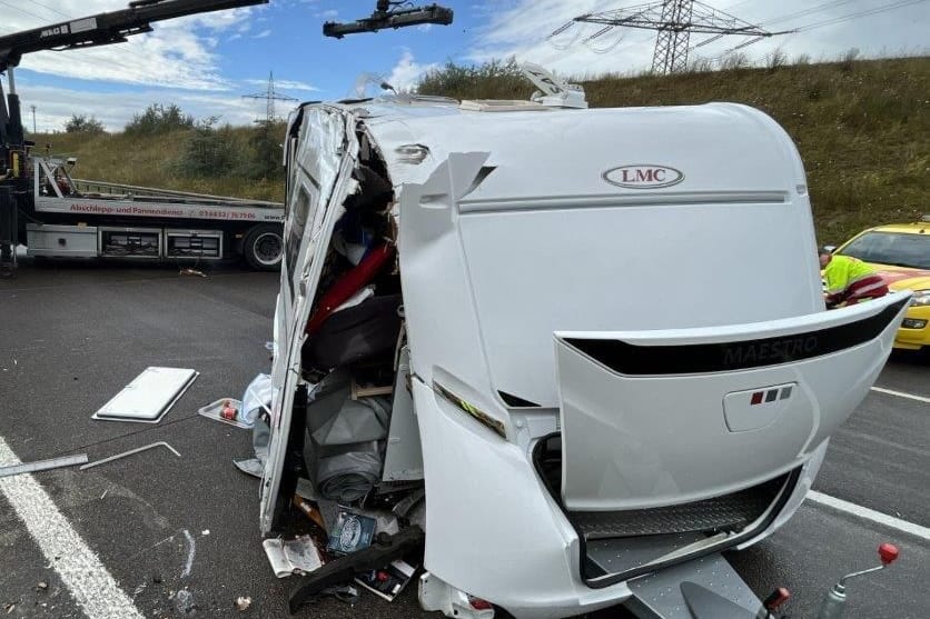 Der Unfall nahm den Anhänger auseinander: So hatte sich der Fahrer seinen Urlaub vermutlich nicht vorgestellt.