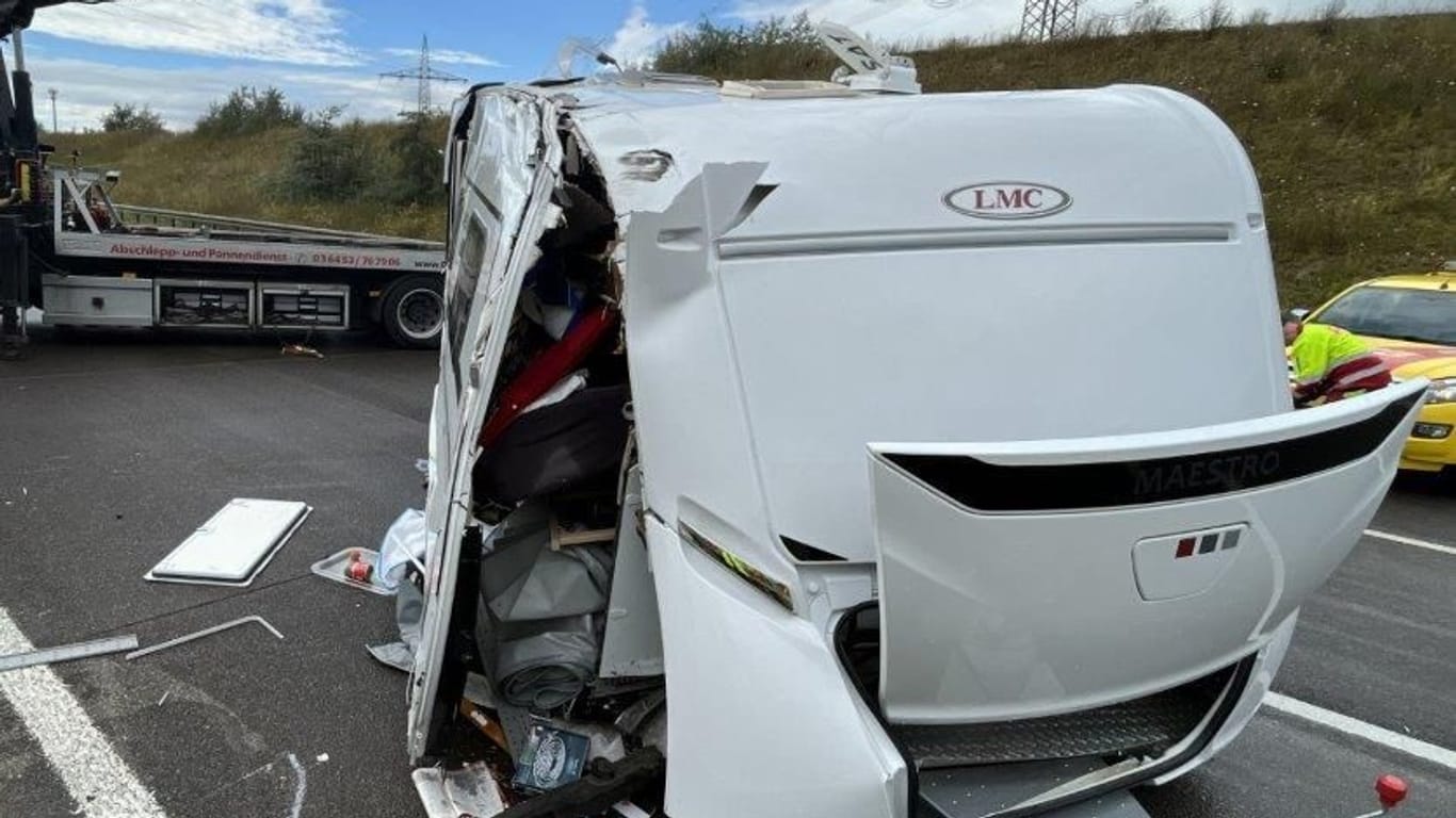 Der Unfall nahm den Anhänger auseinander: So hatte sich der Fahrer seinen Urlaub vermutlich nicht vorgestellt.