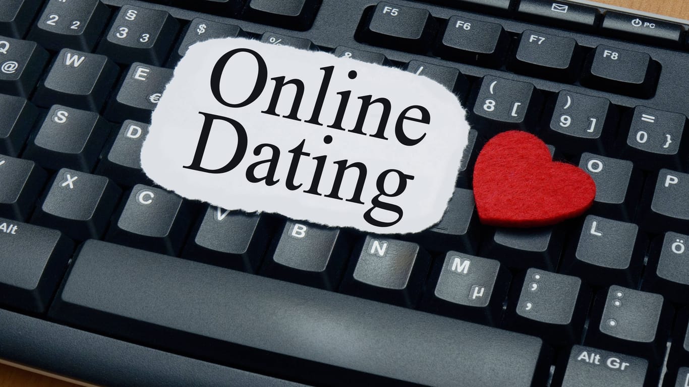 Ein Stück Papier mit der Aufschrift "Online Dating" liegt auf einer Tastatur (Symbolbild): Das Treffen lief nicht so wie erhofft.
