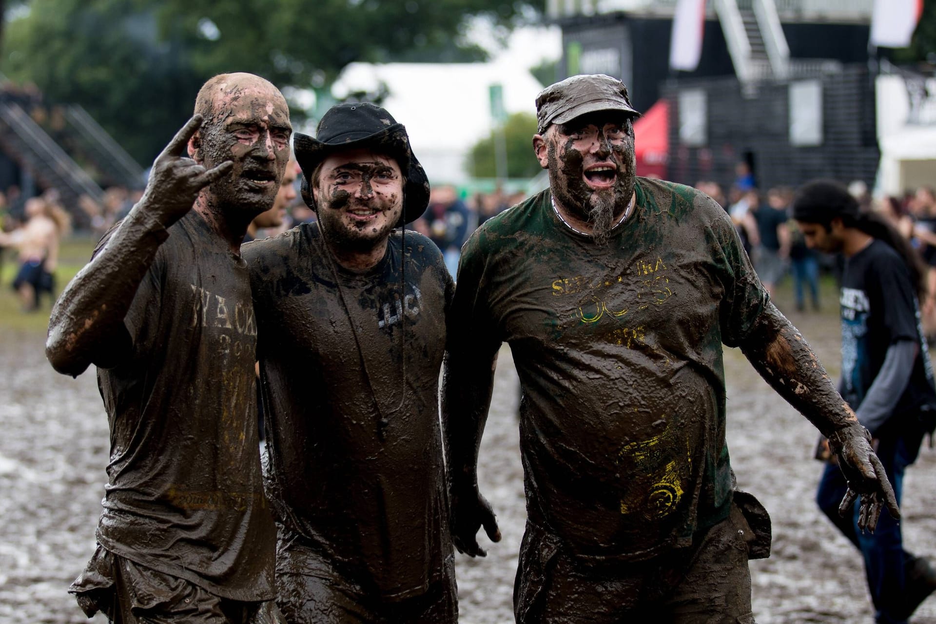 Metalfans beim Wacken Open Air im Jahr 2017: Die Rocker sind Matsch gewohnt - doch dieses Jahr ist der Regen einfach zu viel.