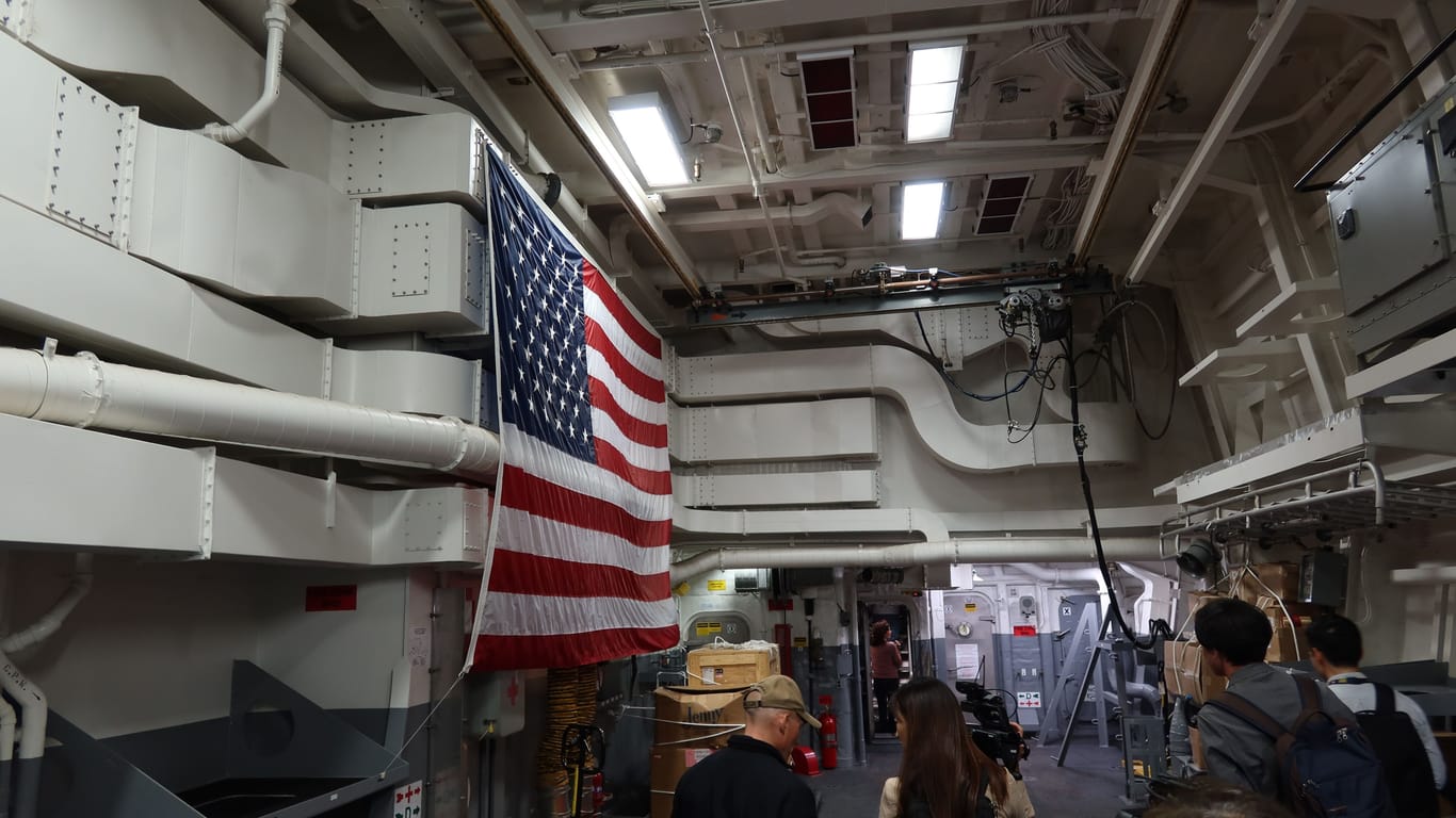 Flagge zeigen im Pazifik: Zwei Helikopter-Hangars befinden sich an Bord der USS Carl M. Levin.