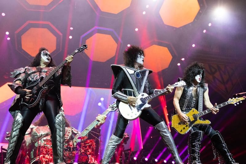 Kölner Lanxess-Arena: Gene Simmons (l.-r.), Tommy Thayer und Paul Stanley von Kiss in Aktion.