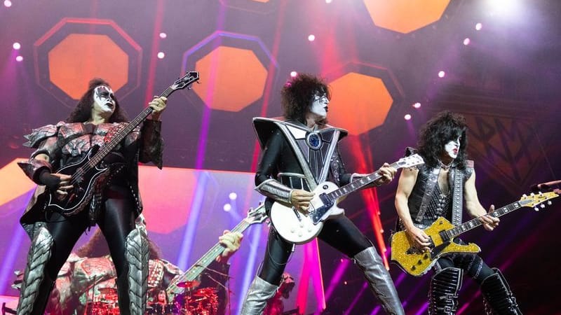 Kölner Lanxess-Arena: Gene Simmons (l.-r.), Tommy Thayer und Paul Stanley von Kiss in Aktion.