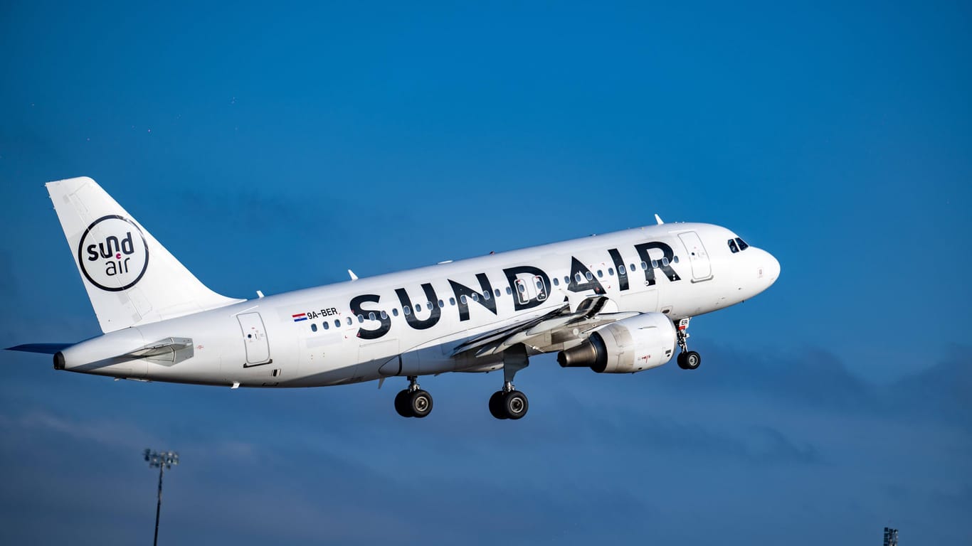 Eine Maschine der Airline Sundair hebt ab (Symbolbild): Zwei neue Sommerziele werden ab Bremen angeflogen.