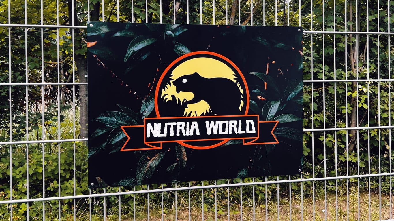 "Nutria World": Diese Plakate sollten auf den Zoo hinweisen.