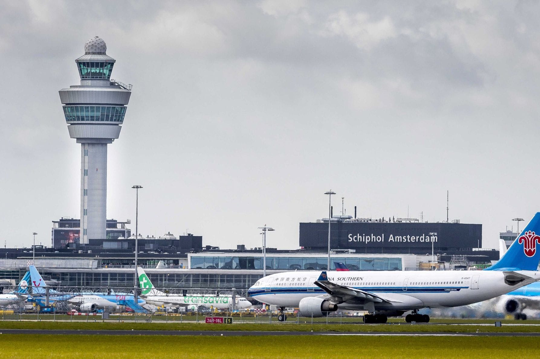 Amsterdam Schiphol: Flughafen