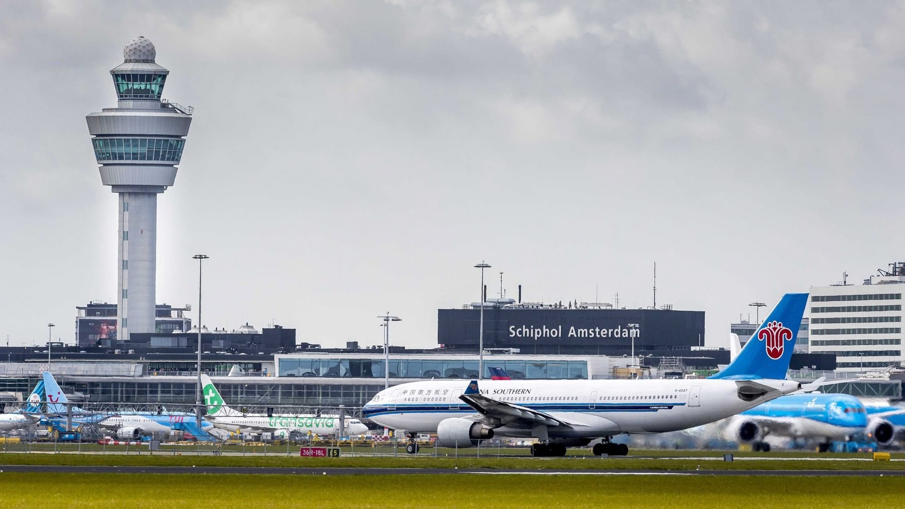 Luchthaven Schiphol: Een persoon kwam vast te zitten in de turbine van het vliegtuig en overleed