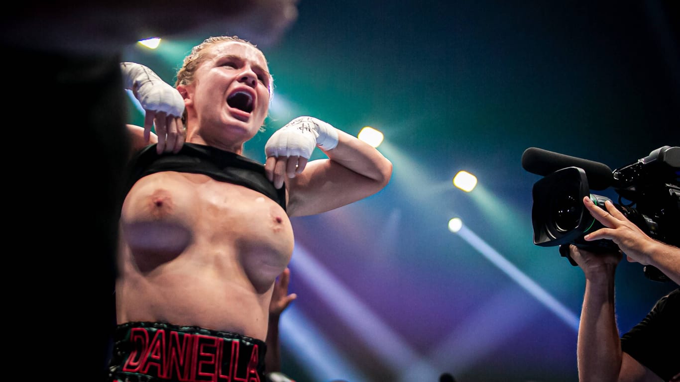 Daniella Hemsley: Die Boxerin jubelte nach ihrem Sieg bei einem Influencer-Kampf oben ohne.