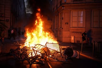 Lyon: Demonstranten legten zahlreiche Brände.
