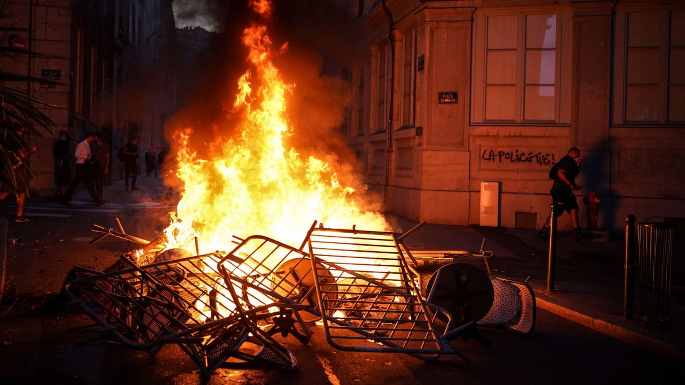 Lyon: Demonstranten legten zahlreiche Brände.
